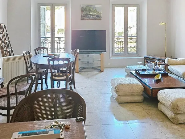 Appartement lumineux refait à neuf, vendu meublé en centre-ville d'Apt