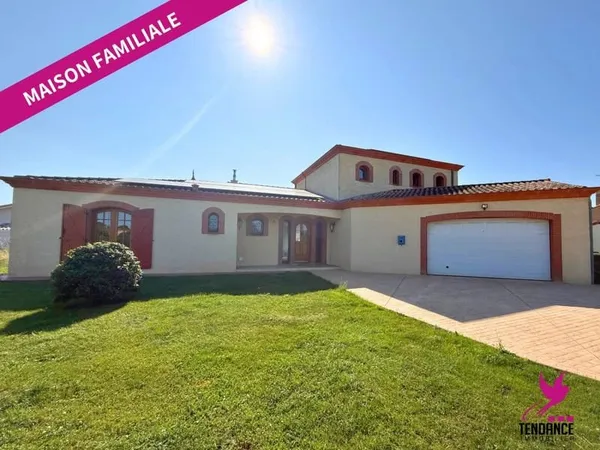 Villa familiale 7 pièces de 200 m² sur terrain de 5500 m².