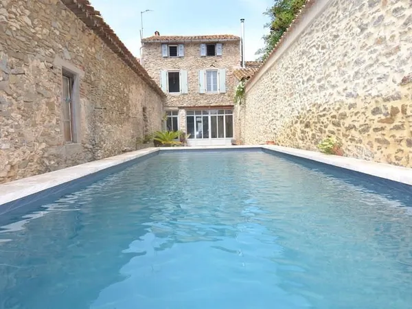 Propriété en pierre avec grange et piscine, rénovation à terminer