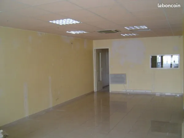Saint Bres zone artisanale -Local 150 m2