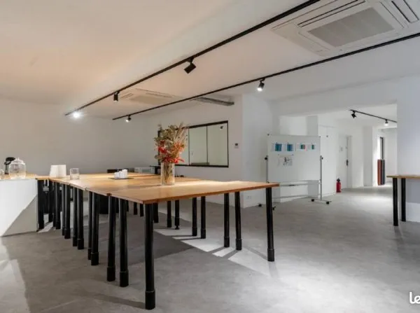 Bureau 585 m²