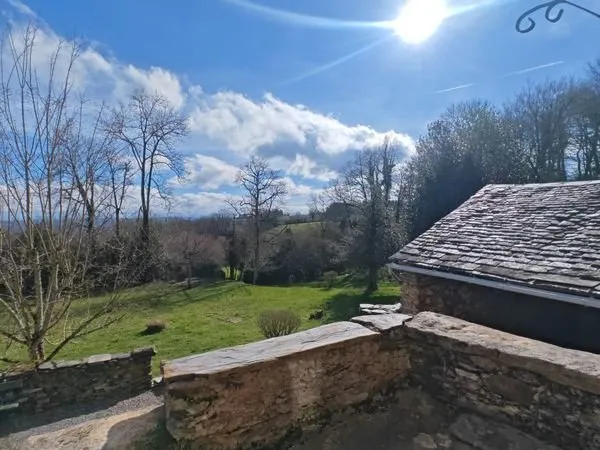 Propriété avec maison dépendances et terrains