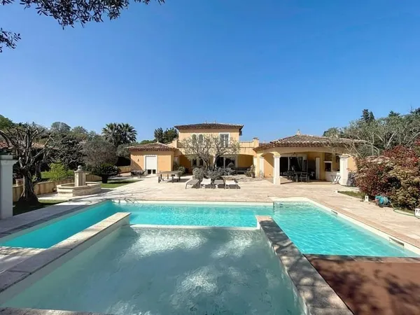 Villa 7 pièces 240 m²