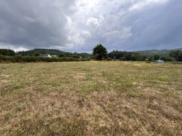Terrain à Saint-Exupery-Les-Roches en Corrèze
