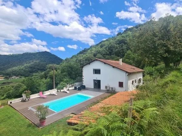 Sublime Ferme Traditionnelle avec piscine et grand jardin à Saint-Martin-d'Arrosa