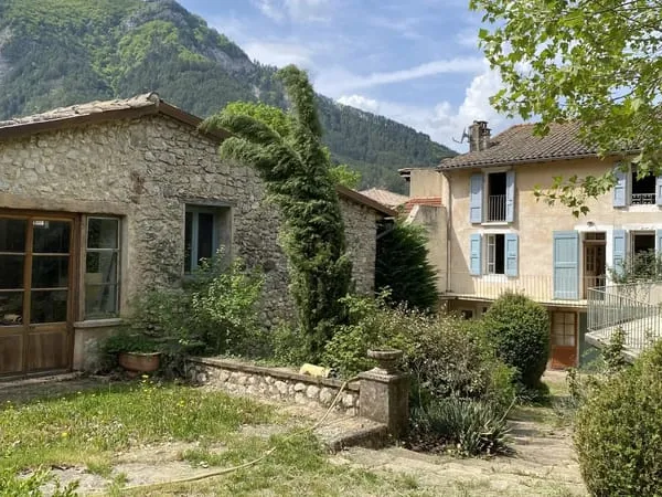 Propriété de caractère avec piscine et dépendances au coeur du Haut-Diois