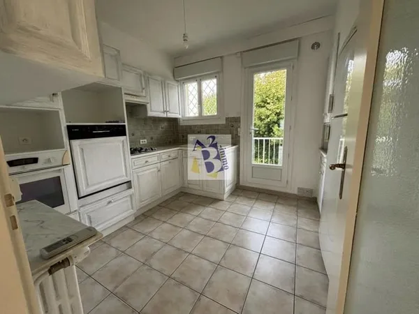 ANGOULEME, quartier VICTOR HUGO Appt F3 balcon, garage, cave