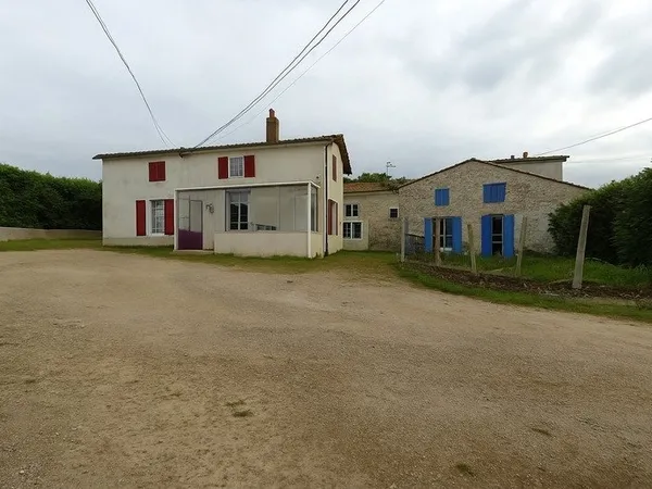 Ensemble de 2 Maisons louées à vendre 10 pièces AZAY LE BRULE (79)