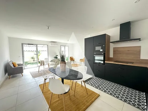 Lourmarin - Appartement T3 avec jardin + 2 places de stationnement
