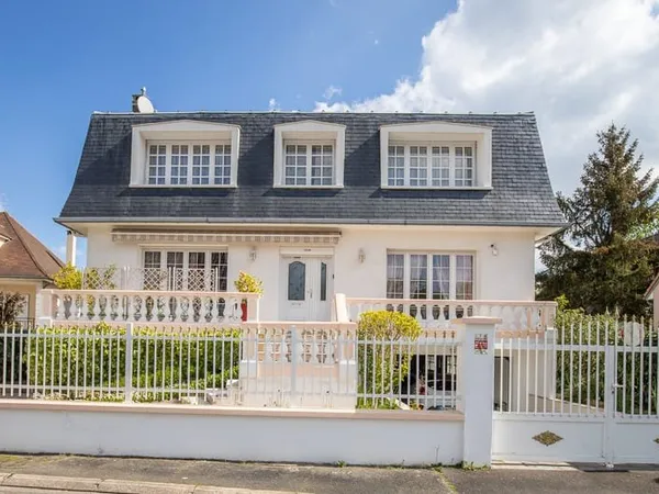 Maison Mansart 8 pièce(s) 262.89 m2