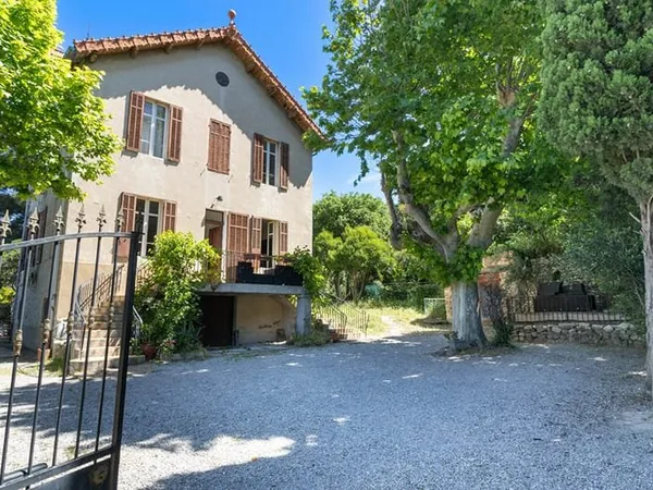 Maison 7 pièces sur 800m2 parcelle 13015 Marseille
