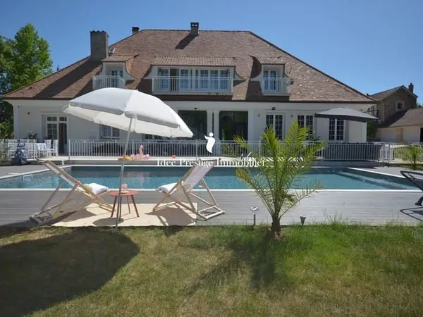 Maison 10 pièces 585 m²