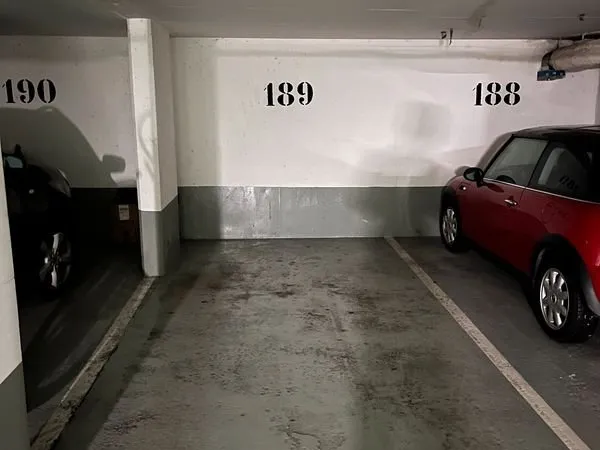 Loue Parking, dans immeuble privé Rue de Naples, Paris 08