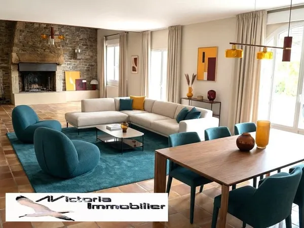 : Maison atypique en pierre -- volumes généreux, à 5 min de l