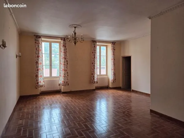 Proximité du centre-ville de Lamastre, grande maison avec jardin attenant