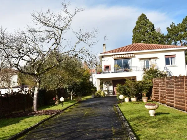 Maison individuelle, bon état r+1, 140 m2 + garage 50m2, sur terrain piscinable 1330 m2, 5 grandes c