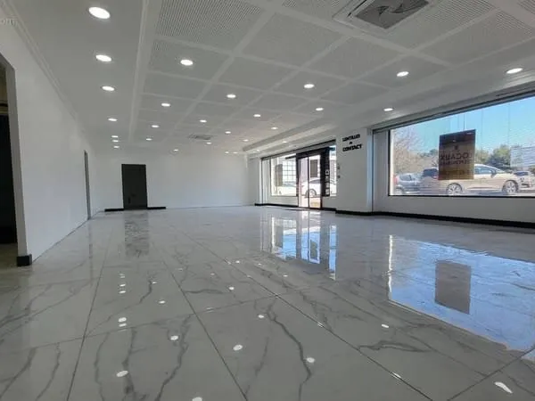 Local clé en main - 200m2 - venelles - devant intermarché