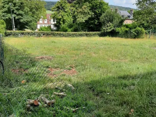 Terrain plat constructible 1008 m2 proche centre village