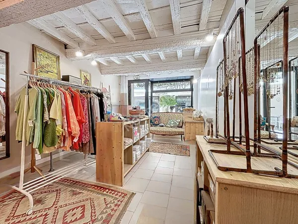 AIGUES-MORTES INTRA-MUROS - 3 PIÈCES 56 m² - CHARME ATYPIQUE - USAGE MIXTE
