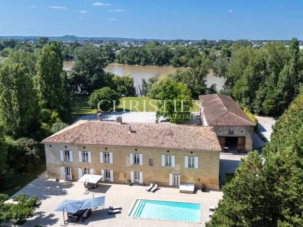 Superbe Demeure du XVIIIe Siècle sur 5.8 hectares en Bordure de Dordogne