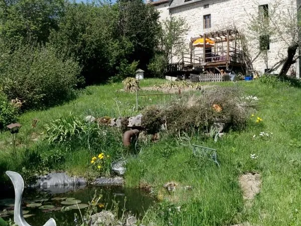 Maison de campagne en pierre, terrain et dépendances