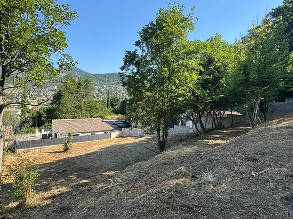Terrain constructible viabilisé 692 m² - Digne-les-Bains