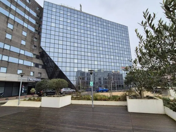 Bureau 898 m²