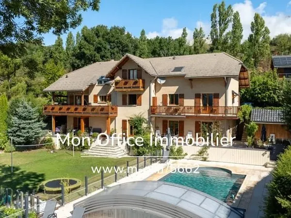 Référence : 5662-MTE. - Bâtisse avec gîtes de 400 m2 - piscine - vue magnifique sur le Lac