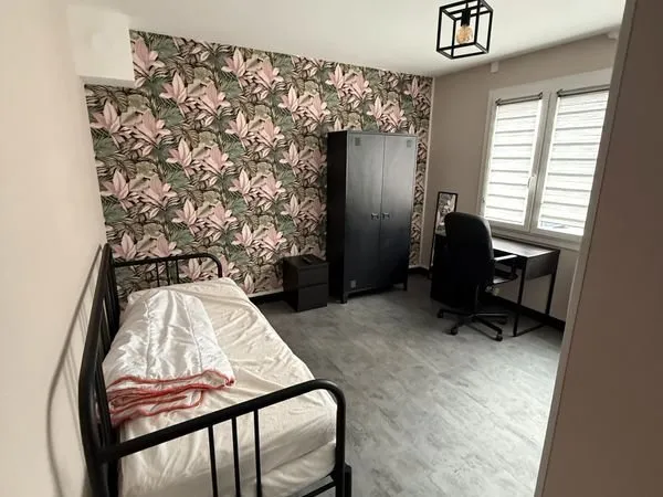 Agréable chambre meublée avec douche et lavabo privés dans une maison calme de 4 colocataires, situé
