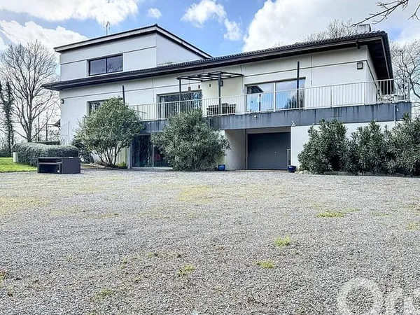 Maison 8 pièces 451 m²