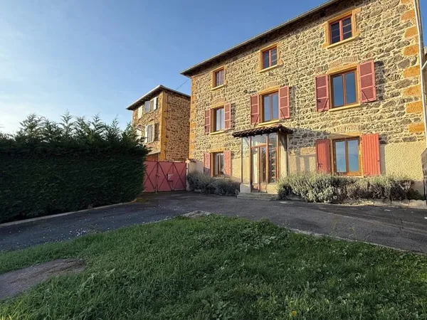 Charmante Maison Mitoyenne en Pierre avec Vue Dégagée