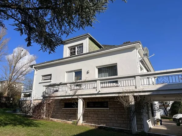 A Thionville - Guentrange, maison de 189 m2 sur 10 ares de terrain