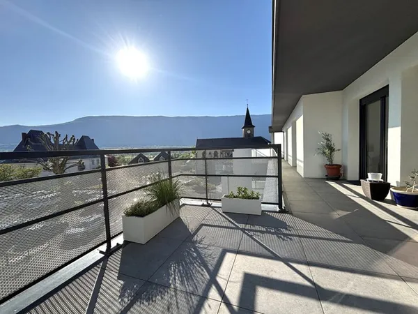 Magnifique appartement récent en dernier étage avec terrasse et vue dégagée en plein coeur de Voglan