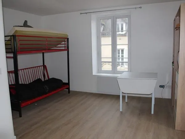 TONNERRE studio entièrement meublé et refait à neuf dans petit immeuble