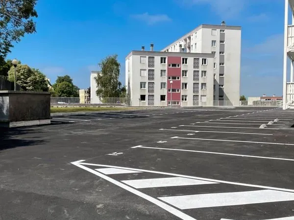 Vend belle place de PARKING NUMEROTÉE, dans parking AERIEN PRIVÉ SECURISÉ facile d'accès, dans résid