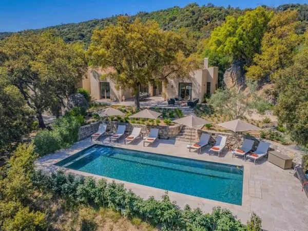 LE PLAN DE LA TOUR - VILLA AVEC PISCINE AU CALME ET SERENITE