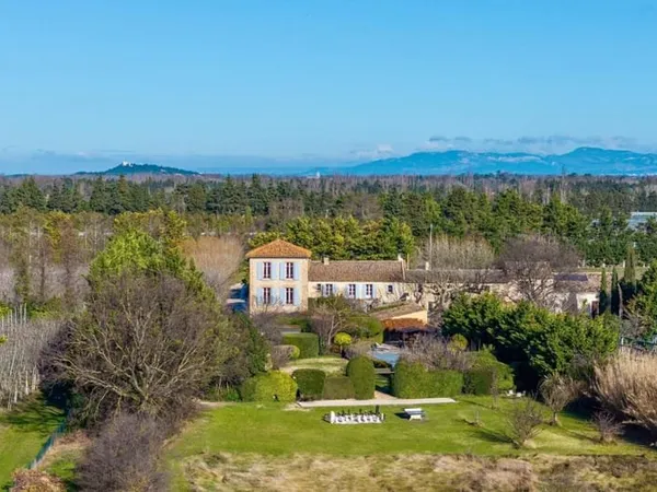 Prieuré du 14e siècle avec spa près de L'Isle-sur-la-Sorgue.