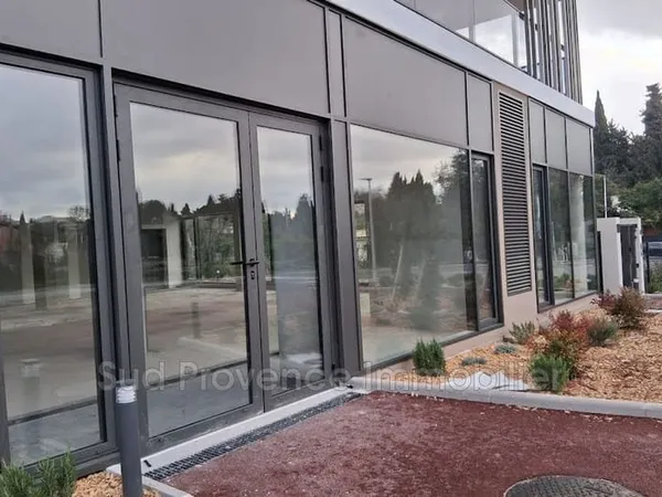 Local 216 m²