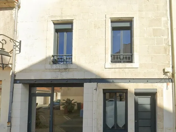 LUCON COEUR DE VILLE MAISON EN PIERRES PARFAITEMENT RENOVEE 3 CHAMBRES ET COUR AVEC LOCATAIRE EN PLA