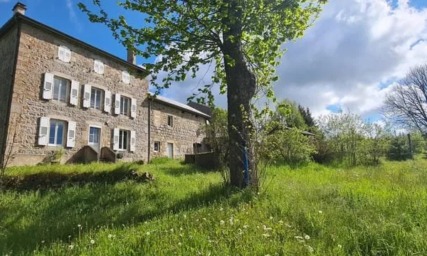 Maison en pierres de hameau avec terrain