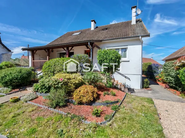 Maison familiale avec sous-sol total et jardin paysager