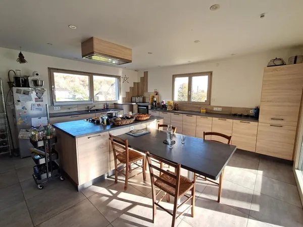 Maison Noroy Le Bourg 10 pièces 253.50 m2 à 250 000 euros