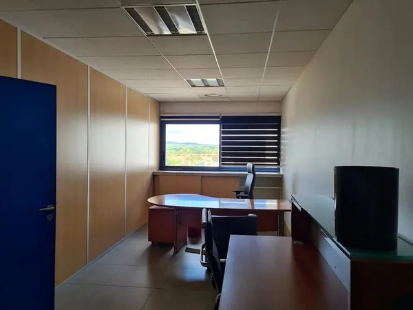Bureau et espace de travail Location Castries 1p 42m² 700€