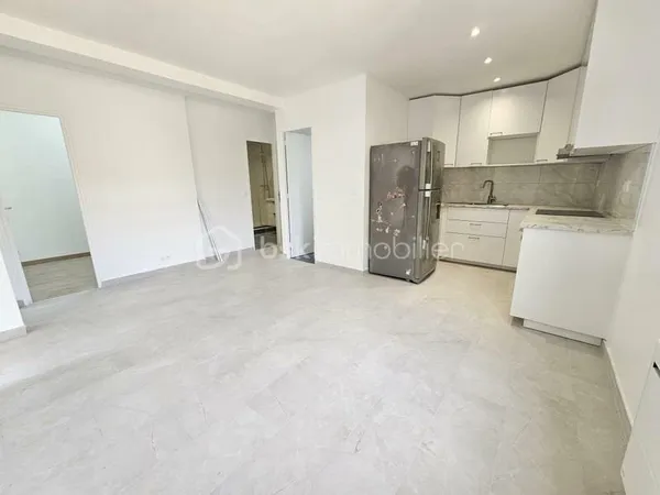 Ensemble immobilier avec restaurant et fonds de commerce à céder