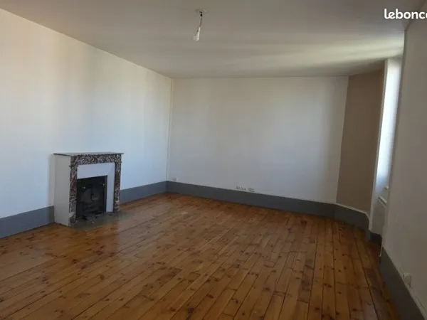 T4 de 85 m² avec combles aménageable de 78 m², 2 parkings et caves, dans ancienne maison bourgeoise