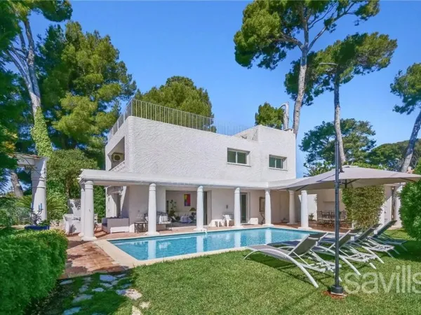villa moderne au calme avec piscine et parking