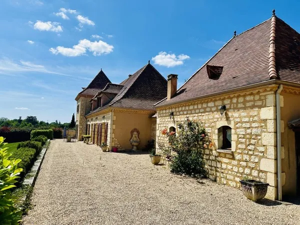 Maison périgourdine moderne avec gîte et superbes vues