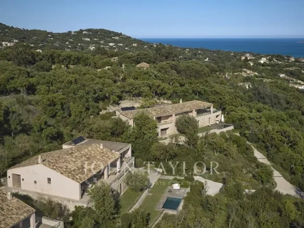 Propriétés élégantes offrant une superbe vue sur la mer