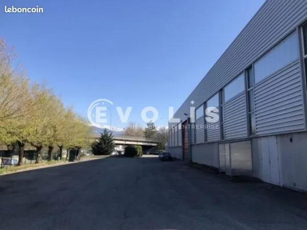 Local industriel 2 370 m²