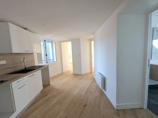 T2 au dernier étage immeuble entièrement rénové 44100 NANTES